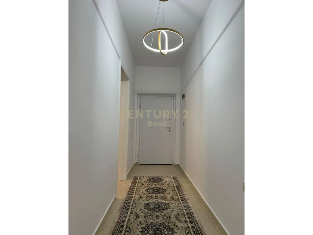 Jepet me qera apartament 1+1 ne zonen e Bllokut, te Kafe Roma.