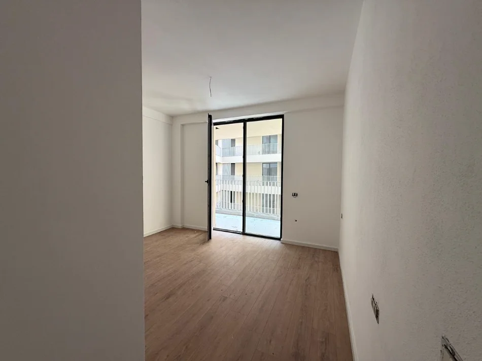 Tirane, jepet me qera zyre Kati 9, 116 m² 900 € (GOLDEN TOWER MINE PEZA)