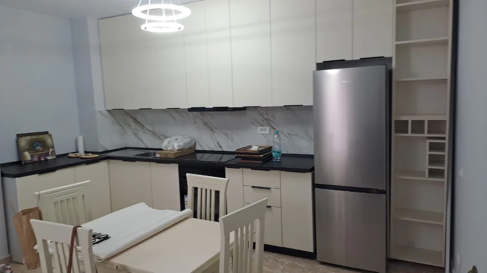 Tirane, jepet me qera apartament 1+1 Kati 2, 65 m² 500 € (Kompleksi Kolombo Liqeni i Thate)