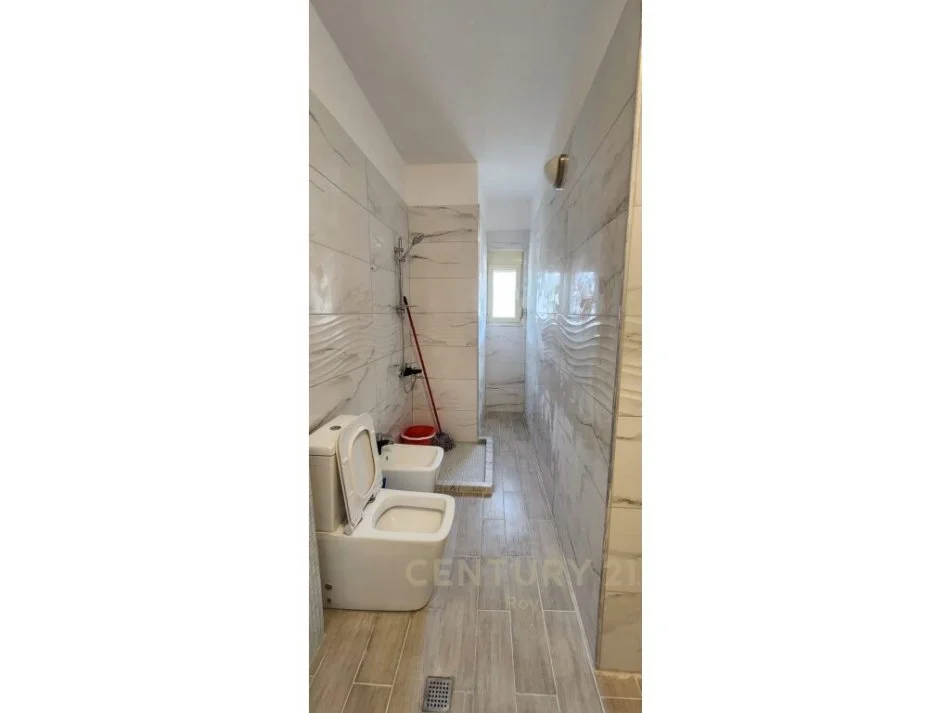 SHITET APARTAMENT 1+1 TEK ISH RAJONI I POLICISE NE DURRES !!!