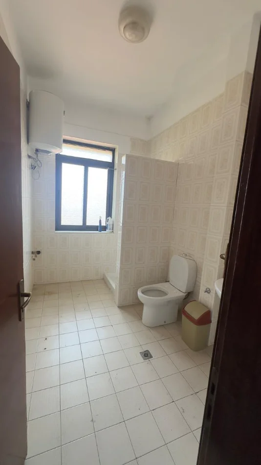 Tirane, jepet me qera ambjent biznesi Kati 2, 120 m² 950 € (rruga kavajes)