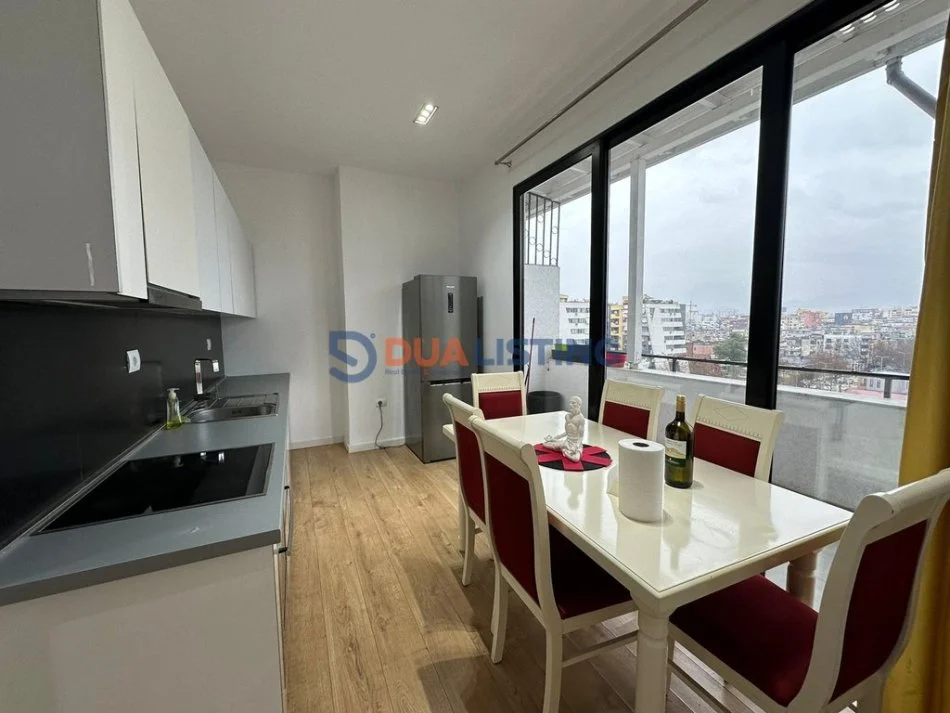 Tirane, jepet me qera apartament 2+1+Ballkon Kati 7, 110 m² 800 € (Rruga e Kavajes)