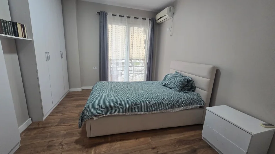 Tirane, jepet me qera apartament 2+1 , 700 € (pallati me shigjeta , kompleksi delijorgji)
