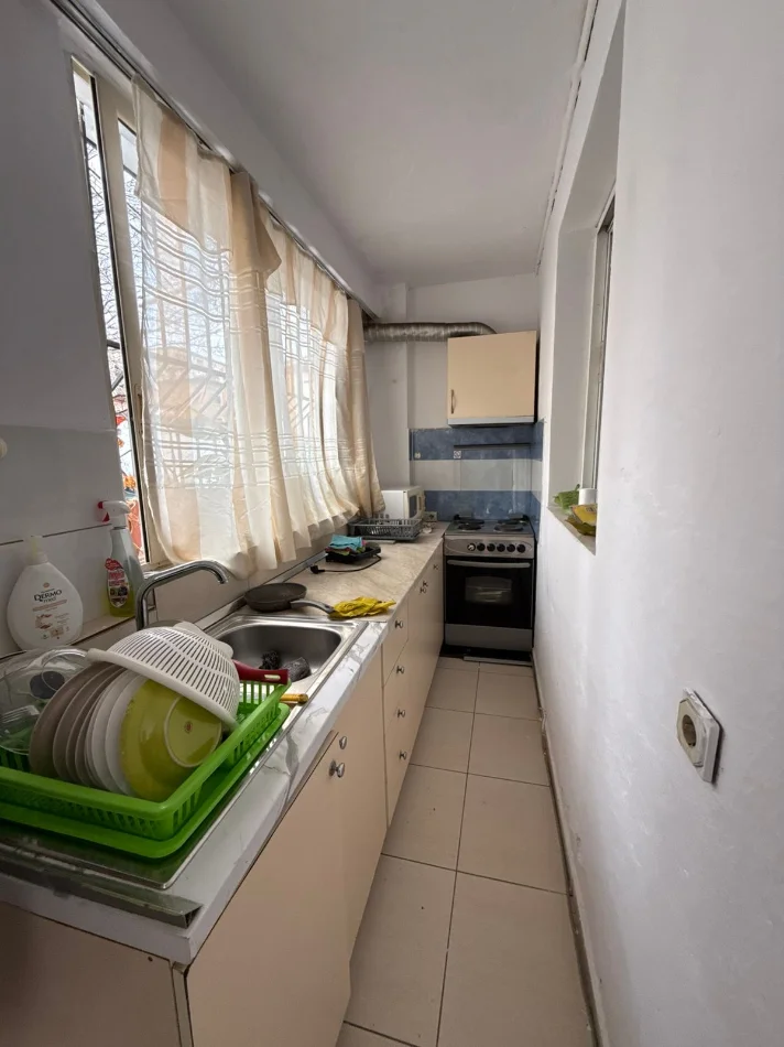 Tirane, jepet me qera apartament 1+1 Kati 1, 70 m² 400 € (Ish Parku Rruga e Kavajes)