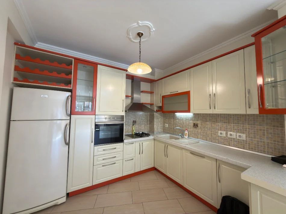 Tirane, jepet me qera apartament 2+1+Ballkon Kati 6, 125 m² 1.000 € (9 Katëshet)
