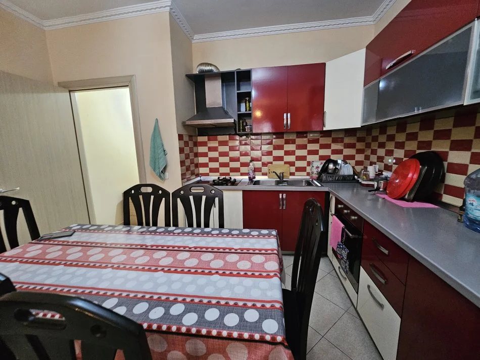 Tirane, jepet me qera apartament 2+1+Ballkon Kati 2, 100 m² 450 € (Yzberisht, Nela 3)