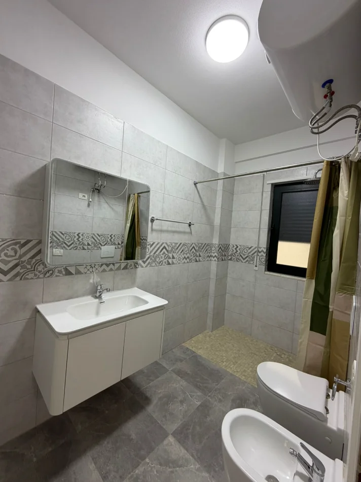 Tirane, jepet me qera apartament 2+1 Kati 2, 700 € (Green City)