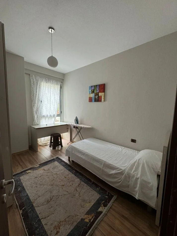 Tirane, jepet me qera apartament 2+1+Ballkon Kati 2, 90 m² 800 € 