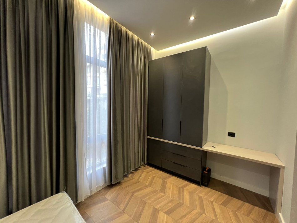 Tirane, jepet me qera apartament 1+1 , 600 € (liqeni i thate)