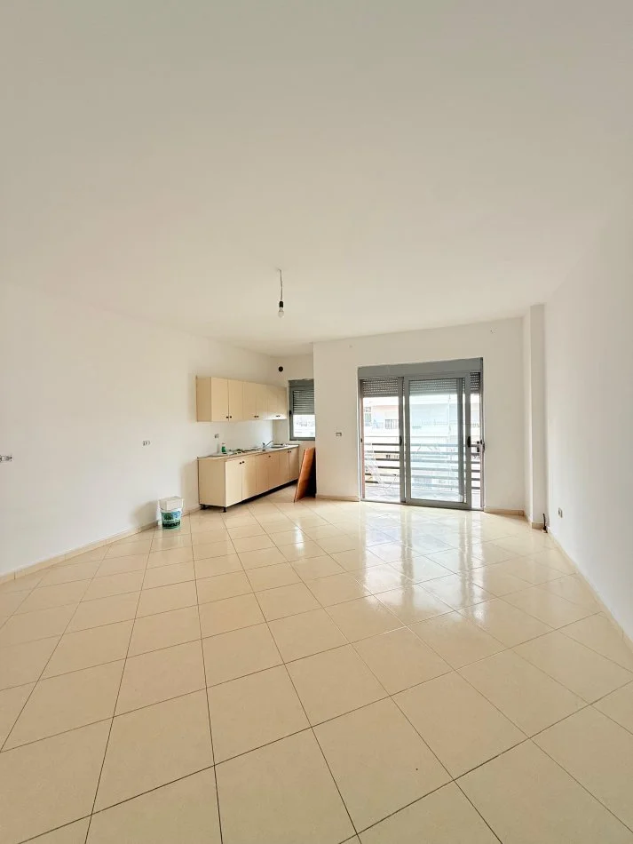 Fier, shitet apartament 2+1+Ballkon Kati 6, 85.000 € (29 Nentori)