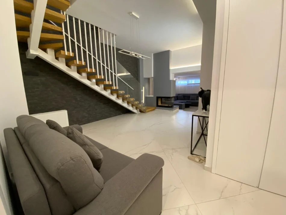 Tirane, shitet triplex 4+1+3+4 Poste Parkimi,  Kati 0, 309 m² 700.000 € (liqeni i thate)