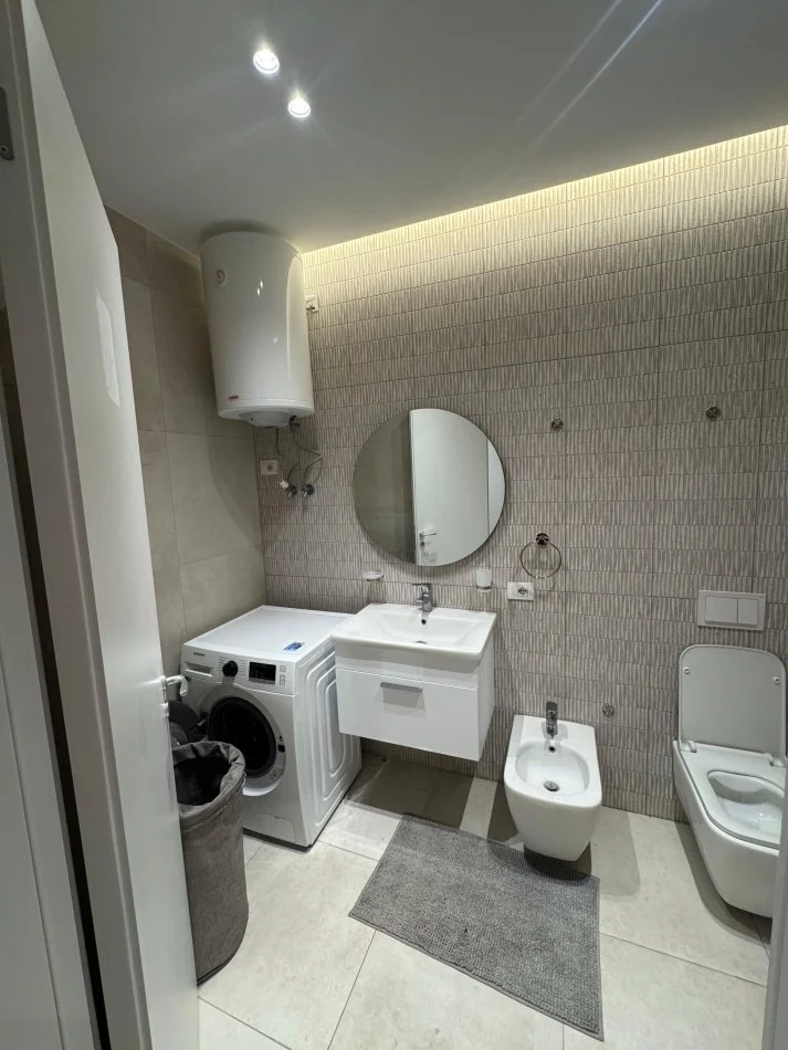 Tirane, jepet me qera apartament 2+1+Ballkon Kati 2, 94 m² 500 € (Univers City 2+1+Post Parkimi Totalisht i mobiluar dhe investuar)