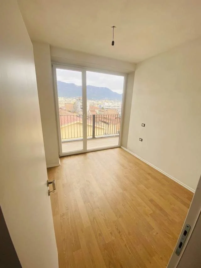 Tirane, shitet apartament Kati 5, 106 m² 1.500 Euro/m2