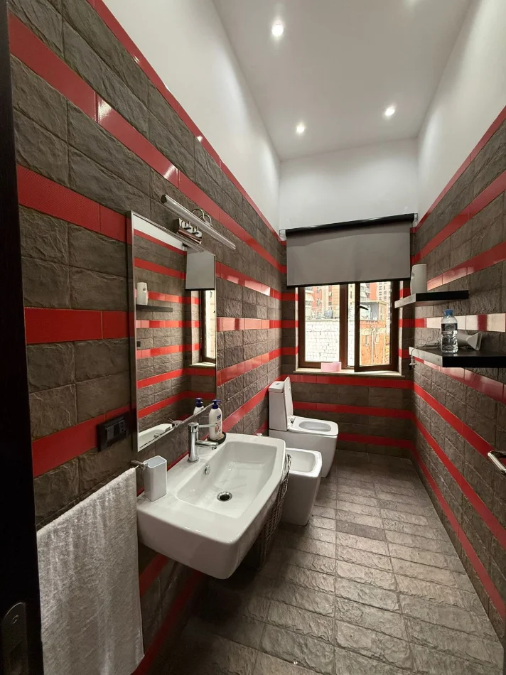 Tirane, jepet me qera apartament 2+1 Kati 4, 103 m² 1.000 € (Rruga e Barrikadave)