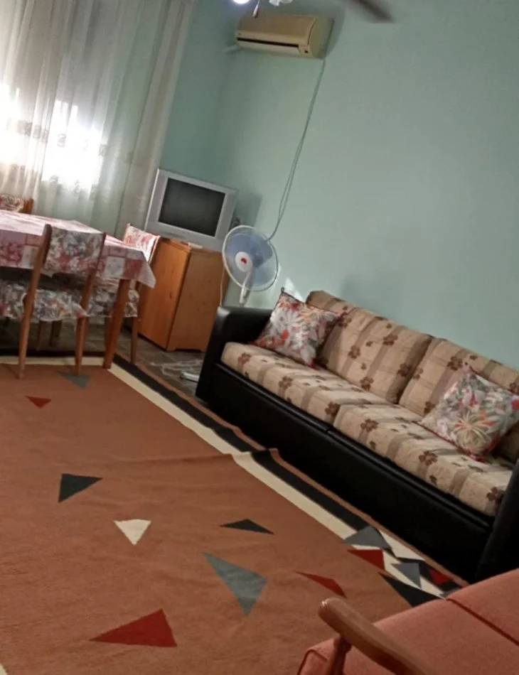 Tirane, jepet me qera apartament 2+1+Ballkon Kati 4, 80 m² 440 € (Xhamlliku)