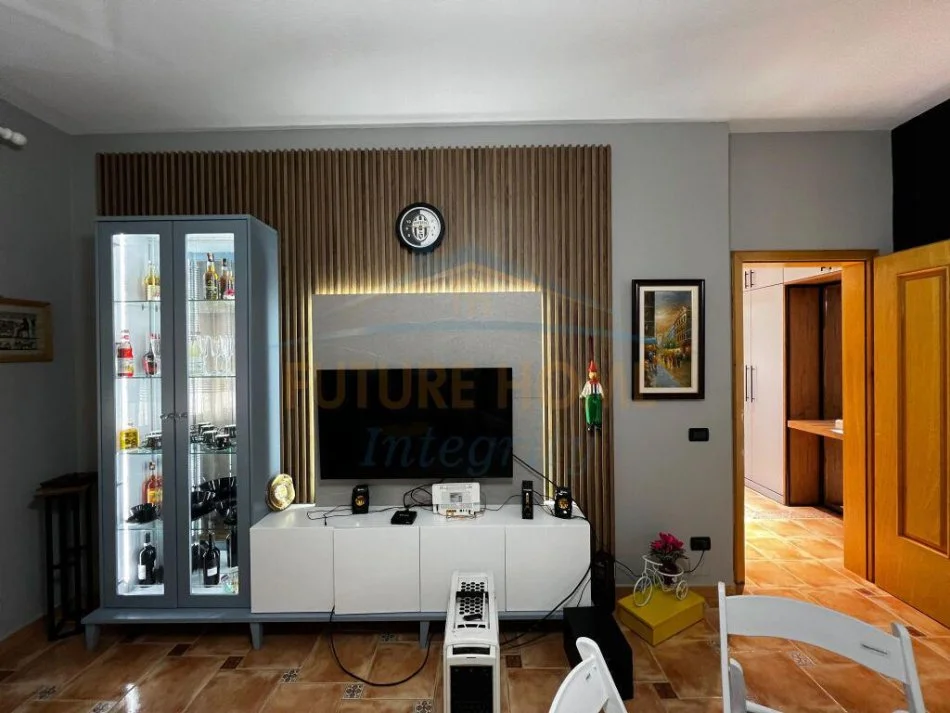 Tirane, jepet me qera apartament 1+1 Kati 2, 70 m² 500 € (Rruga Elbasanit)