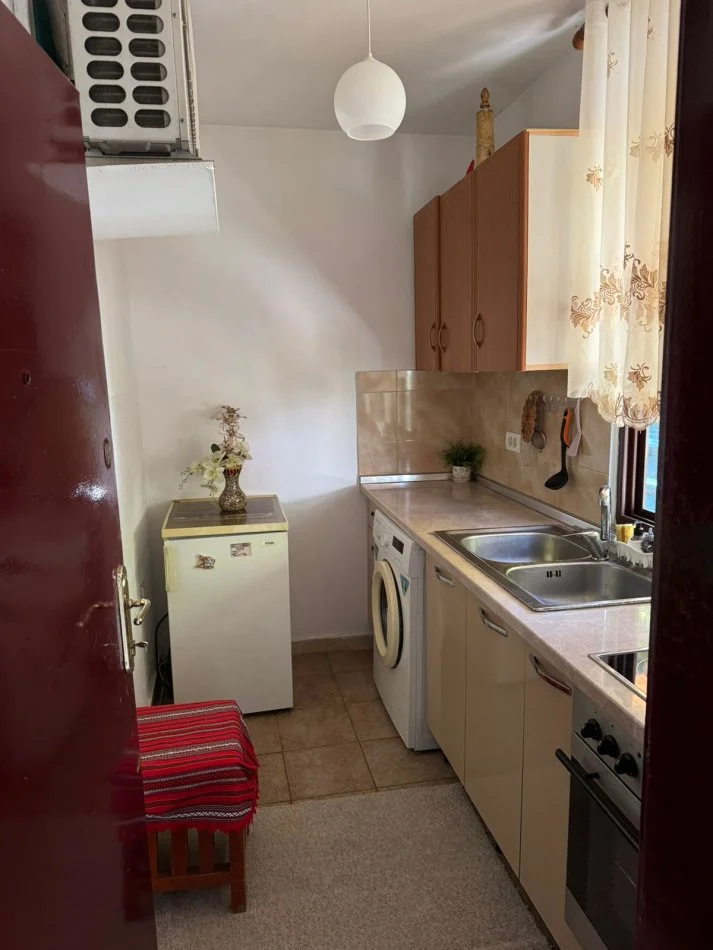 Tirane, jepet me qera apartament 1+1 Kati 1, 45 m² 500 € (rruga Myslym Shyri)