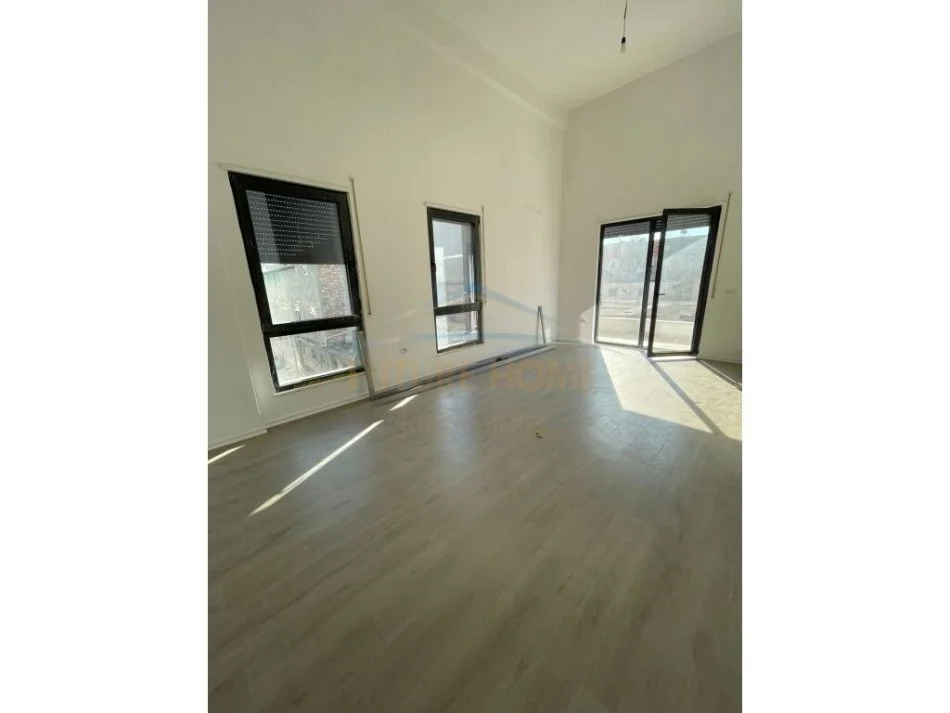 Tirane, jepet me qera apartament 2+1 Kati 1, 103 m² 600 € (Porcelan)