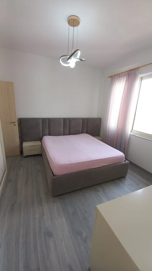 Tirane, jepet me qera apartament 2+1+Ballkon Kati 3, 96 m² 700 € (liqeni i thate)