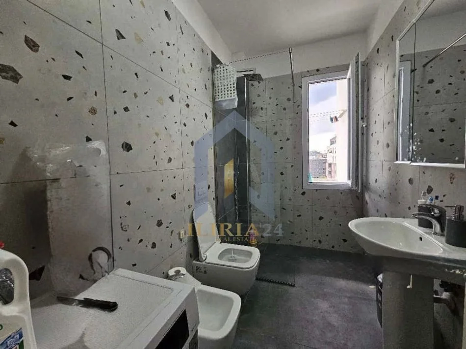 Tirane, jap me qera apartament 3+1+Ballkon Kati 9, 125 m² 750 € (Ish Fusha e Aviacionit)