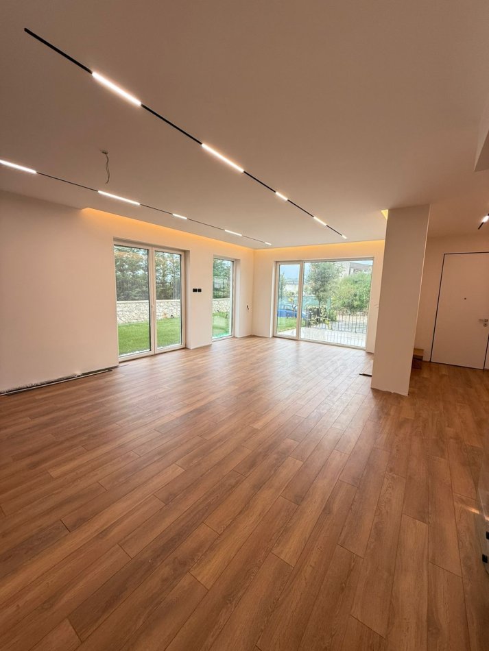 Tirane, jepet me qera Vile 4+1 Kati 1, 800 m² 4.000 € (liqeni i thate)