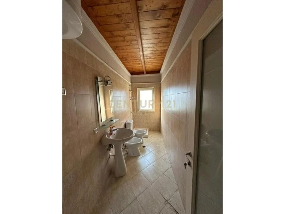 SHITET APARTAMENT 2+1+2 TUALETE+VERANDE TE MALI I ROBIT