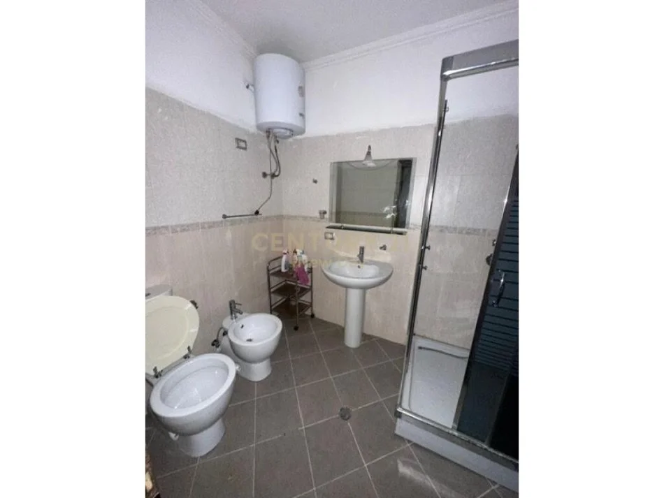 SHITET APARTAMENT 2+1+2 TUALETE+VERANDE TE MALI I ROBIT