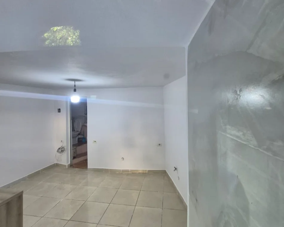 Tirane, jepet me qera dyqan , 20 m² 350 € (rruga mine peza)