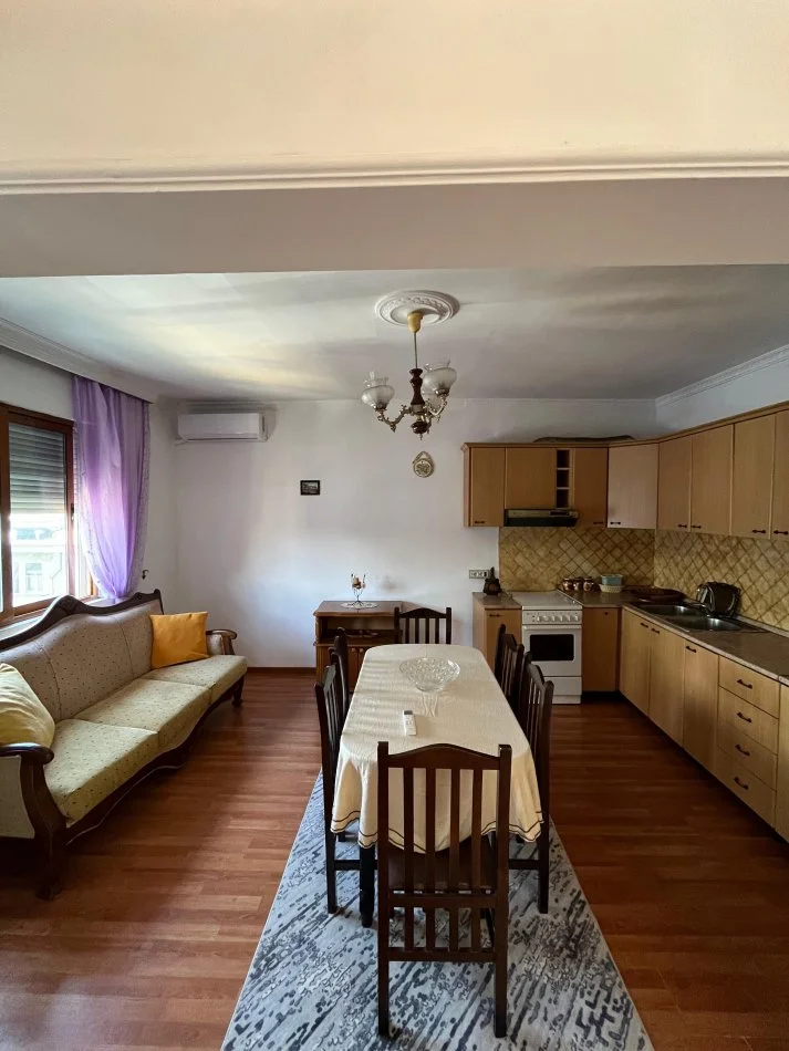Tirane, jepet me qera apartament 2+1 Kati 5, 450 € (Ish-Parku Autobuzave)