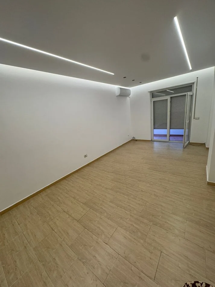Tirane, jepet me qera zyre Kati 1, 60 m² 700 € (Rruga Myslym Shyri)