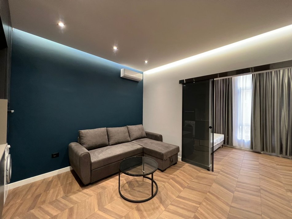 Tirane, jepet me qera apartament 1+1 , 600 € (liqeni i thate)