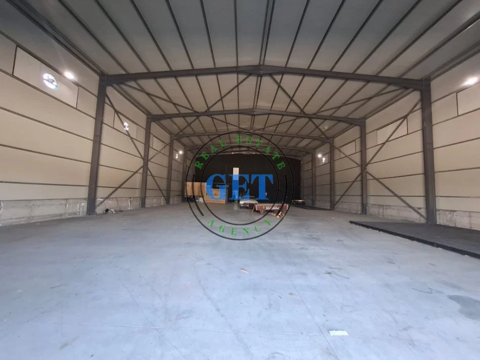 Durres, jepet me qera magazine Kati 0, 3.200 m² 3.000 € (Fllake)