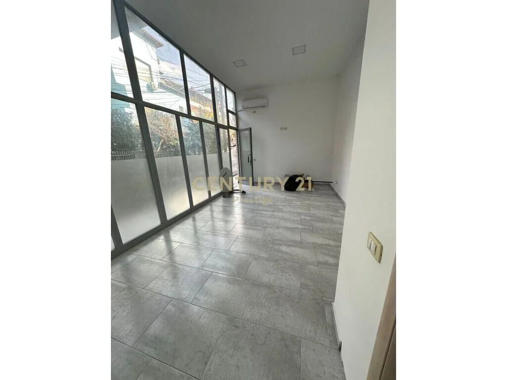 AMBIENT PER SHITJE PRANE QYTET STUDENTI!