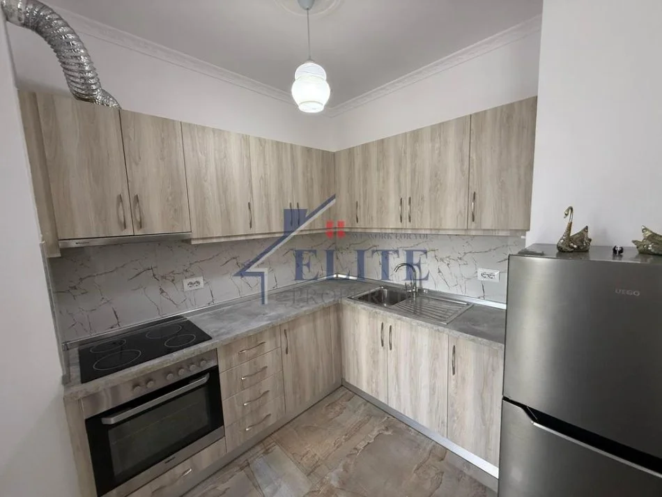 Tirane, jepet me qera apartament 1+1+Ballkon Kati 2, 65 m² 500 € (Liqeni i Thate)