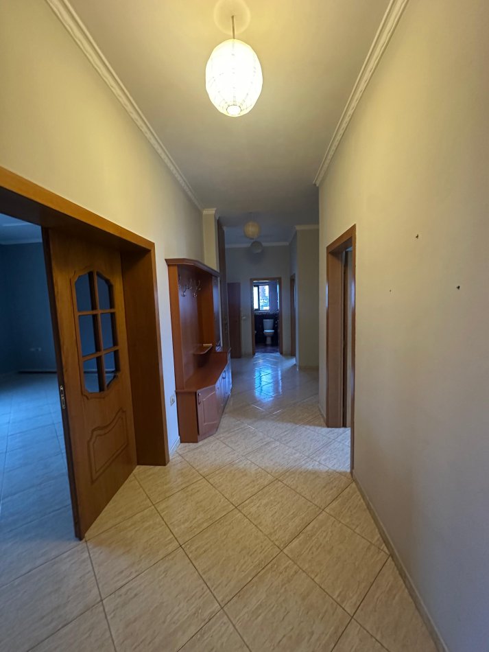 Tirane, jepet me qera apartament 3+1+Ballkon Kati 3, 130 m² 400 € (Fresk)
