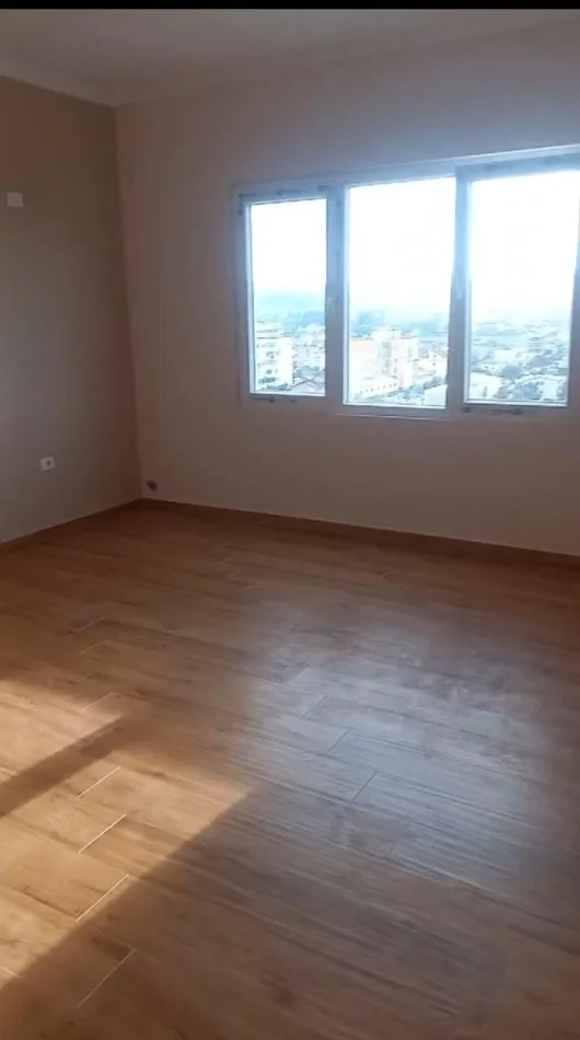 Tirane, jepet me qera apartament 2+1+Ballkon Kati 10, 95 m² 350 € 