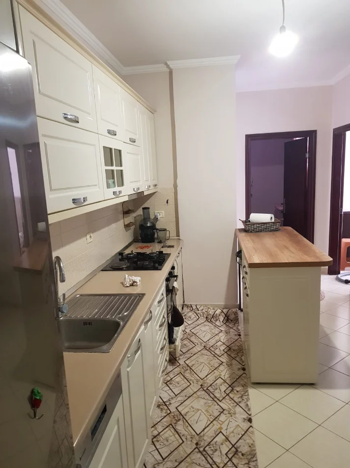 Tirane, jap me qera apartament 2+1+Ballkon Kati 4, 90 m² 450 € (Misto Mame, Rruga Besim Alla)