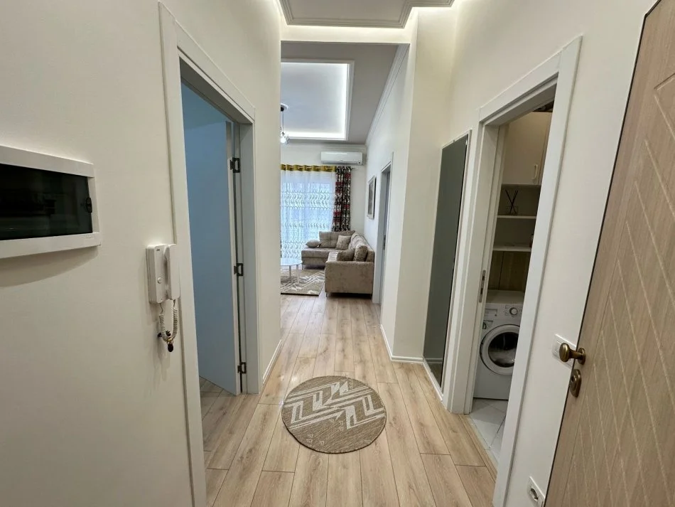 Tirane, jepet me qera apartament 2+1+Ballkon Kati 4, 110 m² 600 € (Rruga Hamdi Sina Liqeni i Thate)