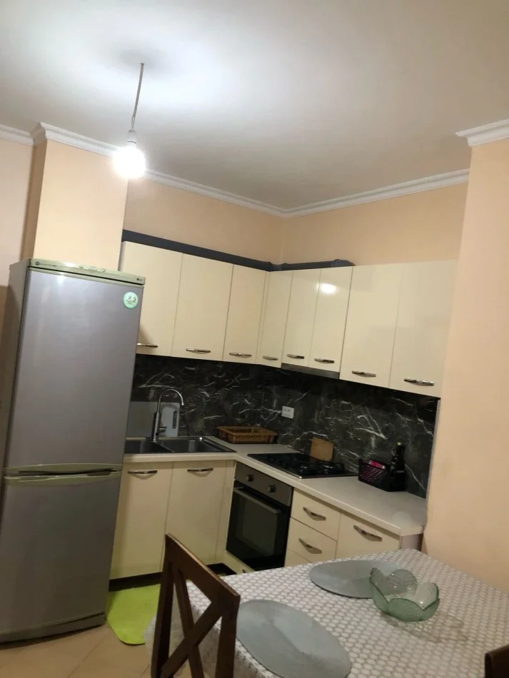 Tirane, jepet me qera apartament 2+1+Ballkon Kati 6, 400 € (Fresk)