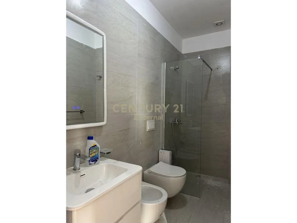 Tirane, jepet me qera apartament 2+1 Kati 8, 110 m² 950 € (e kavajes)