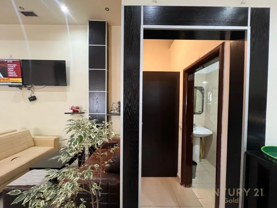 Tirane, jepet me qera lokal Kati 0, 120 m² 1.700 € (komuna)