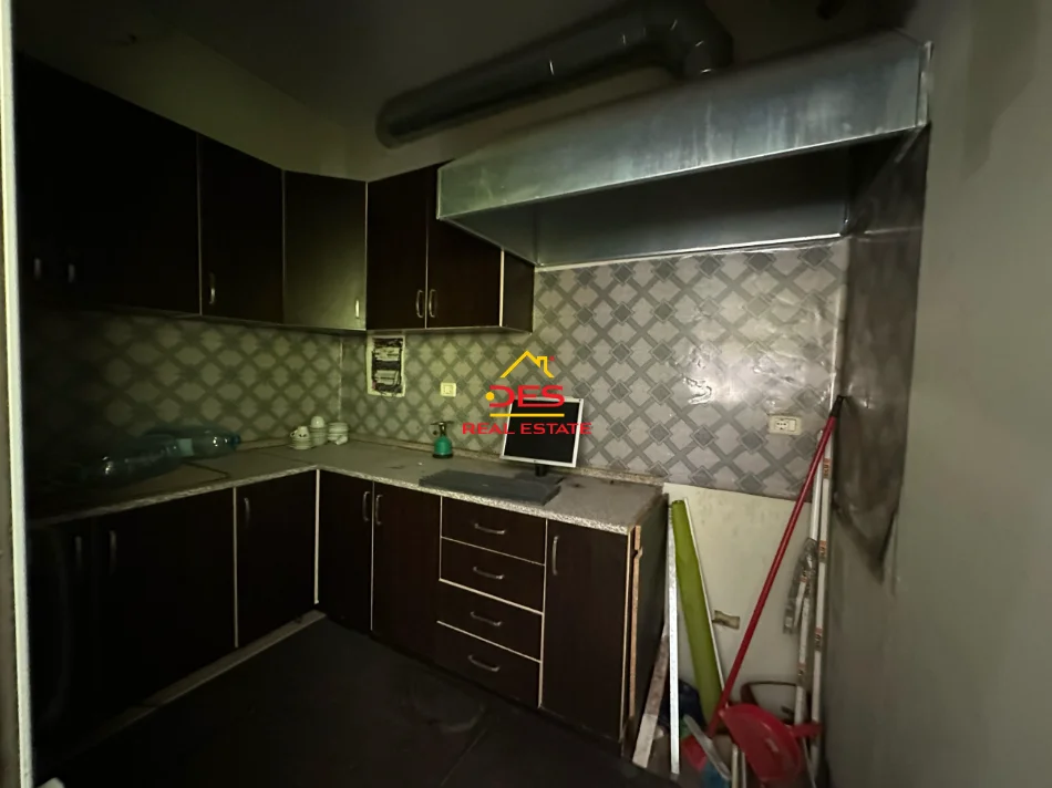 Vlore, shitet ambjent biznesi Kati 1, 70 m² 80.000 € (Rruga Mis Durhan)