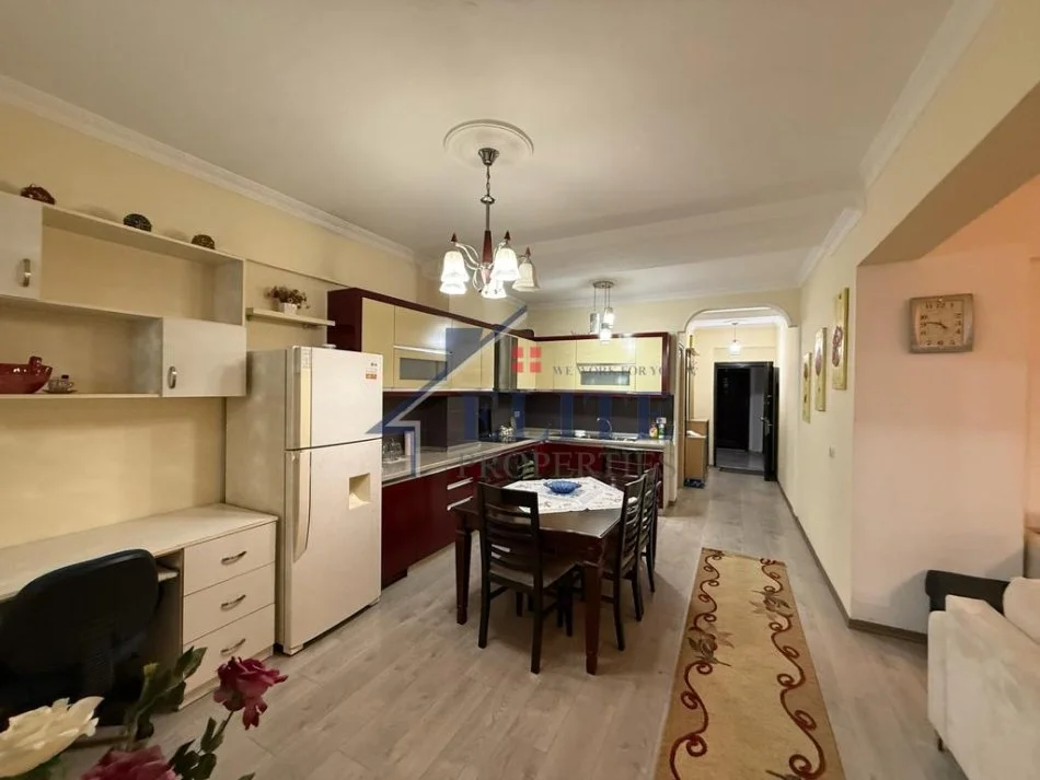 Tirane, jepet me qera apartament 2+1+Ballkon Kati 6, 95 m² 600 € (Laprake)