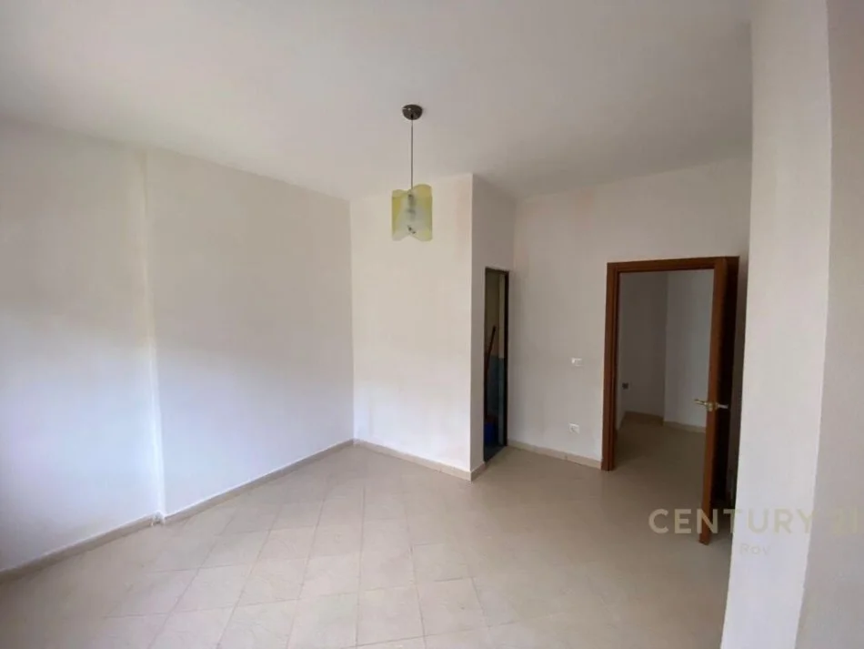 SHITET SUPER APARTAMENT 2+1+2+GARAZH ISH RAJONI POLICISE DURRES.  110.000EU