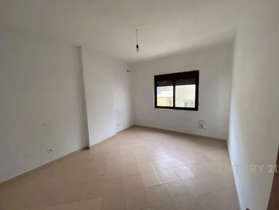 SHITET SUPER APARTAMENT 2+1+2+GARAZH ISH RAJONI POLICISE DURRES.  110.000EU