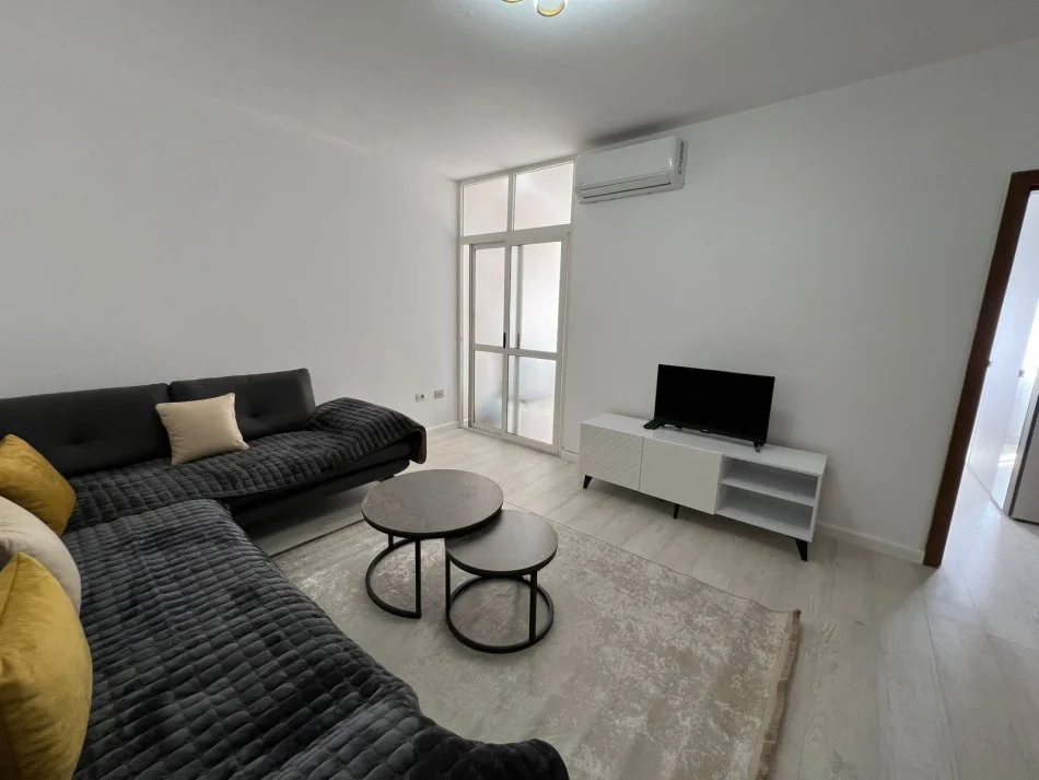 Tirane, jepet me qera apartament 1+1+Aneks+Ballkon Kati 3, 70 m² 680 € (Komuna e Parisit)
