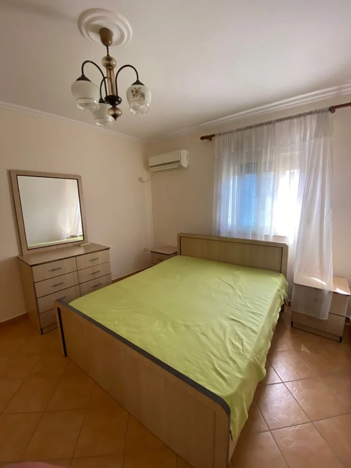 Tirane, jepet me qera apartament 2+1+Ballkon Kati 4, 130 m² 600 € 