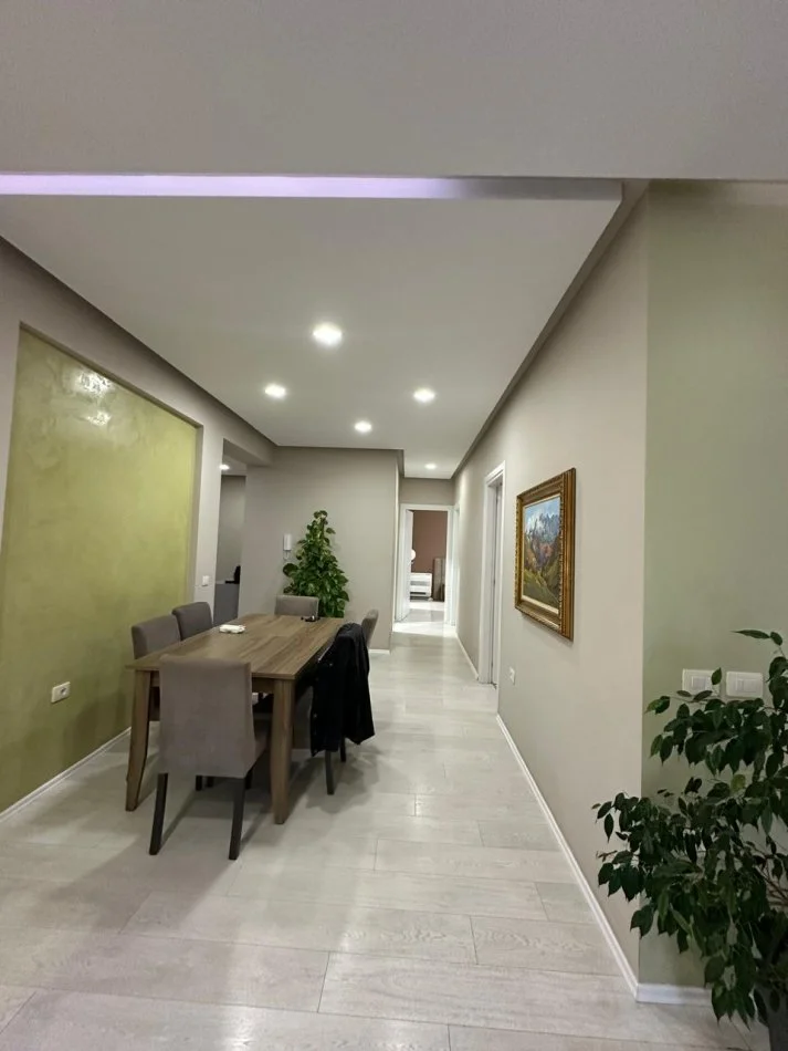 Tirane, jepet me qera apartament 3+1 Kati 4, 189 m² 1.300 € (Liqeni Artificial)