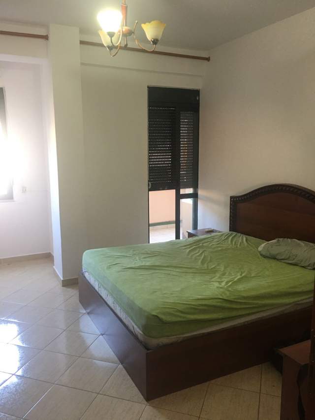 Tirane, jepet me qera apartament 2+1+BLK Kati 4, 140 m² 500 Euro (rruga Peti)