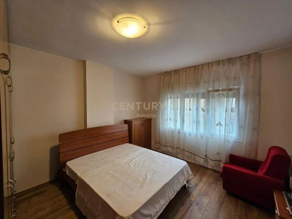 Japim apartament 1+1 prane rruges se Kosovareve.